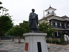 甲府駅南口に武田信玄の像があります。