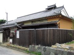 旧辻川郵便局のとなりにある三木家は、姫路藩主の新田開発の呼びかけでこの地に住んだ大庄屋です。1705年建築という主屋は修理が行われ、内部を見学できるようになっています。