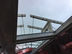 最大の見どころ、「マヘレの跳ね橋」
ここでUターンなんだけど、非情にも左側を軸にUターン。左側の人たちしか見えなくて、こっち側からは天井の窓からこのくらいしか見えなかった。何たる仕打ち！