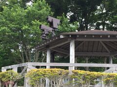 秋桜さんから反時計回りに1kmほど歩くと、長池親水公園っていう東屋や駐車場のあるスペースがあって、富士山の定点観測用のカメラと思しきものもあった！