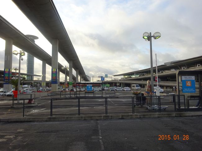 シャルルドゴール空港からバスで市内に向かいます。