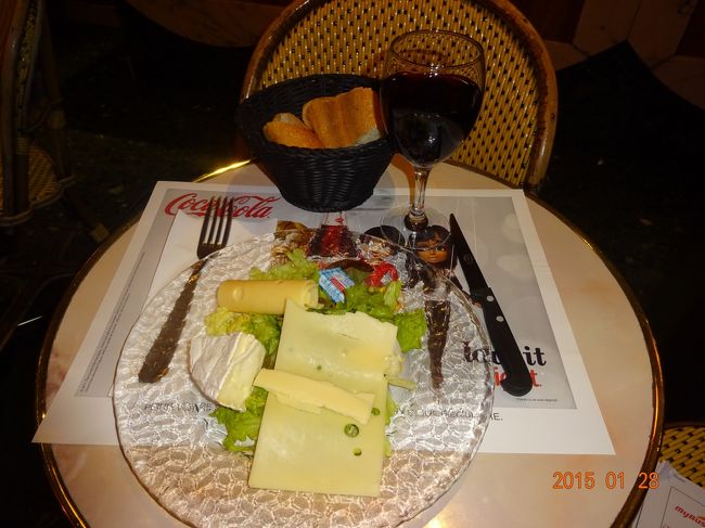 ホテル近くのレストランでワインとチーズをいただきました