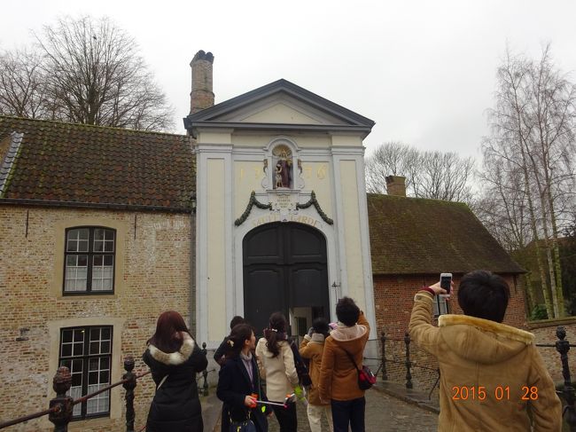 １７７６年と年号の入った教会を見学します