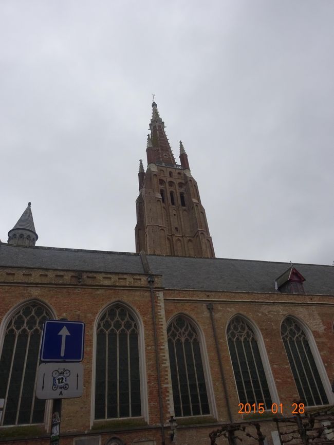 大聖堂の建物に圧倒されます