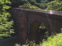 横川から旧熊ノ平駅までの廃線敷は、トンネルや鉄道橋梁を含め、遊歩道として整備されています。
アプトの道と呼ばれています。
ちなみにアプトとは、急勾配を上るための、線路真ん中にあるかみ合わせの機具のことだそうです。