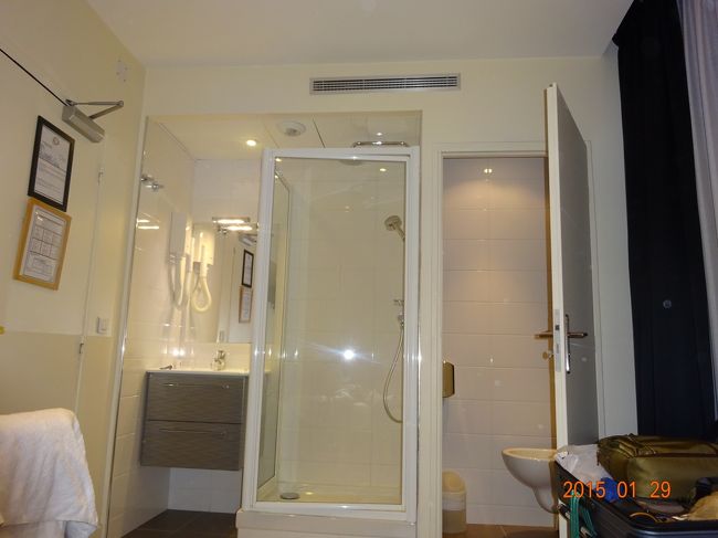 ホテル内の部屋のシャワールーム