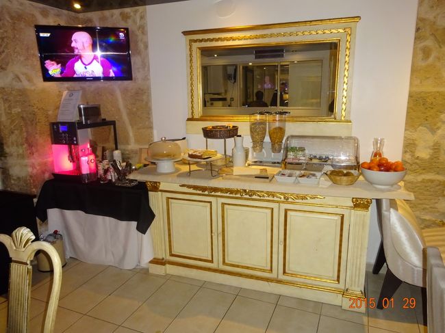 朝食会場も小さく数人しか使用できません