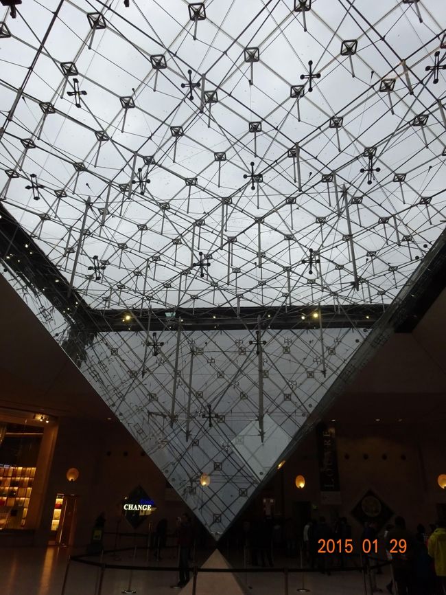 ガラスのピラミッドの内部の様子