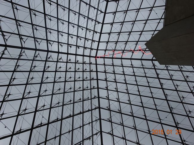 館内から天井の様子を伺うと、こんな様子になっています