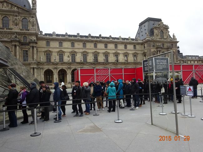 ルーブル美術館を出た時には多くの人たちが並んでいました