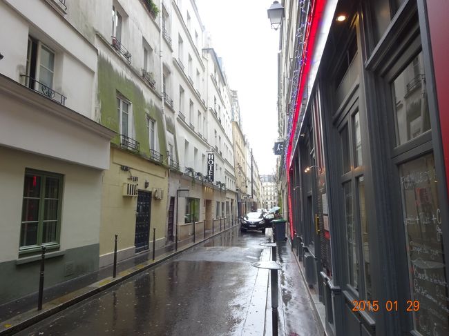 ２泊したルーブル美術館近くのホテルを出て次のホテルに向かいます