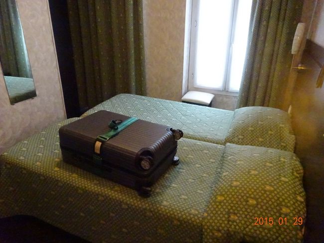 ホテルの部屋も小さな部屋でした