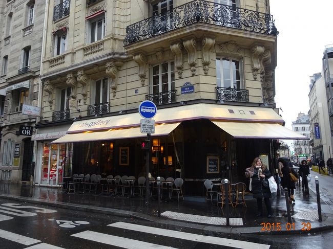 街角のカフェの様子