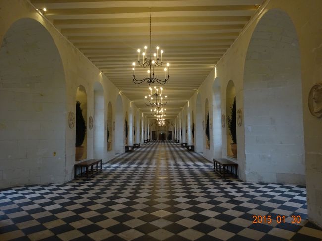 広い室内の廊下