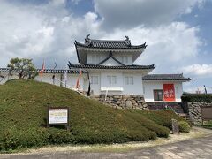 田辺城資料館。展示室では、細川幽斎を中心とした歴代城主や、城下町・田辺の歴史を紹介しています。