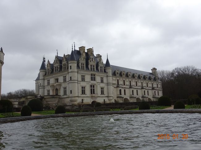 お城の前にお堀があります