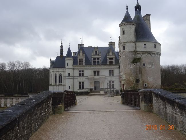 橋を渡ってお城に入ります