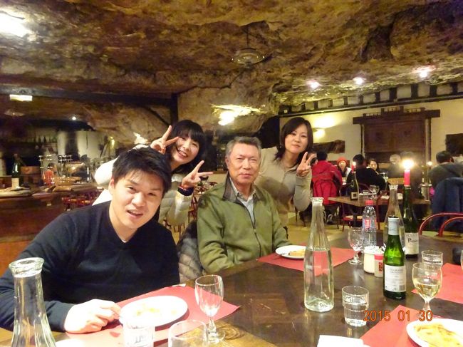 ツアーの愉快な仲間の人と一緒にランチです