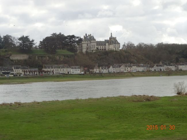 川の向こうに見え隠れしてきます