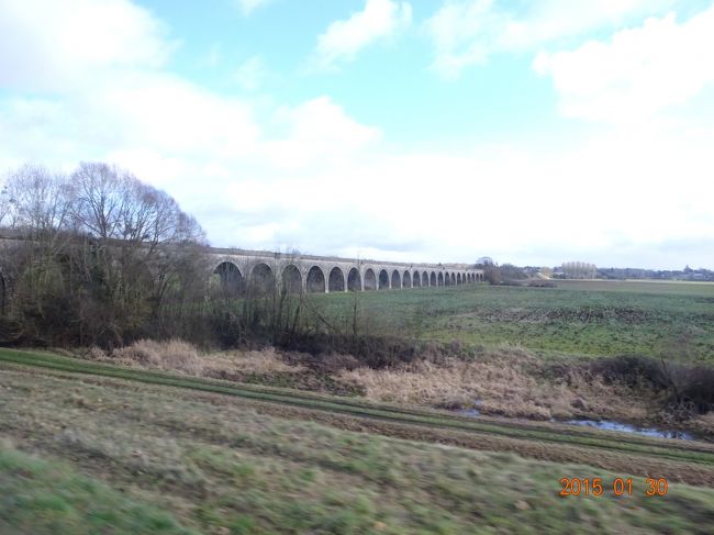 途中の道にローマ遺跡の水道橋がありました