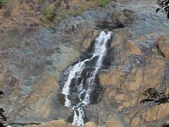 バロン滝。乾季なので、水量は少ないです。
