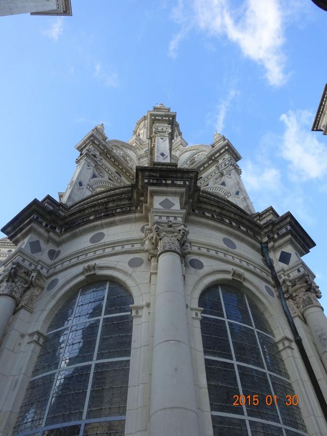 この塔に階段を使用して上がっていきます