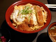 夜は食事処でかつ丼をいただきました。
半個室っぽい感じでゆっくりできたので良かったです。