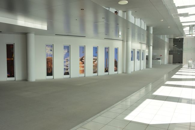 ＜梅田スカイビル＞<br /><br />この40階フロアと41階屋上は入場料1,500円。<br />「ようこそ大阪きっぷ」を持っているので１割引きで1,350円でした。<br /><br />40階には「世界の塔」など様々な展示があり興味深かったです。