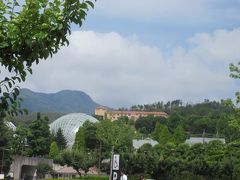 坐忘の近くの観光は恵林寺かフルーツ公園、と聞いてたので、9時開園のフルーツ公園へ行ってみます。

山梨は盆地。山の上に目立つ茶色い建物、フルーツランドホテル富士、の下がフルーツ公園です。