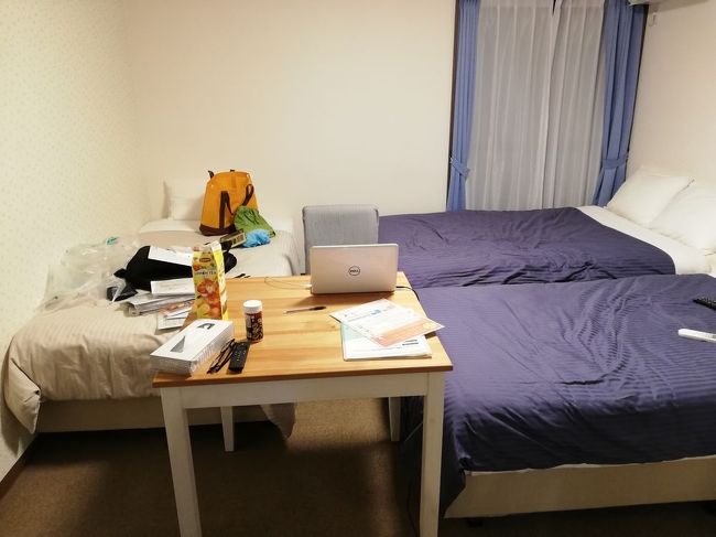 食後は作業机の位置をPCとテレビが同時に見れる位置に変え、仕事に没頭します。