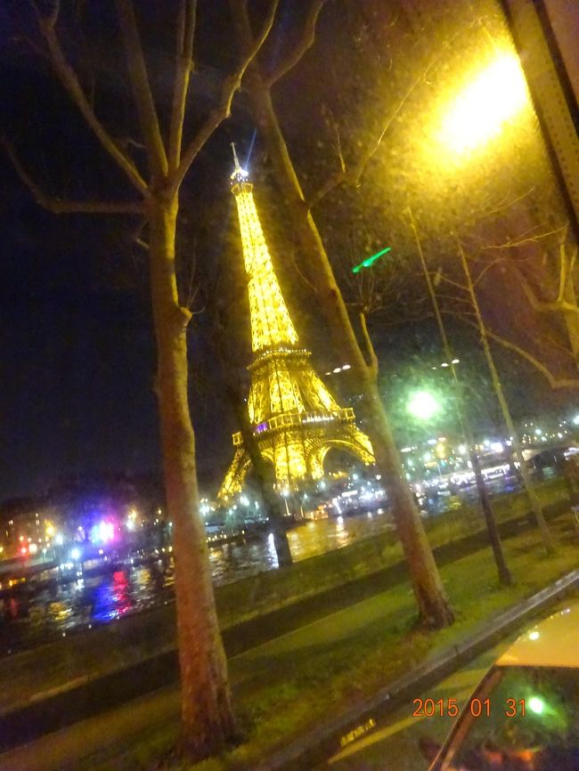 シャンボール城からの帰りにセーヌ川沿いのライトアップされたエッフェル塔