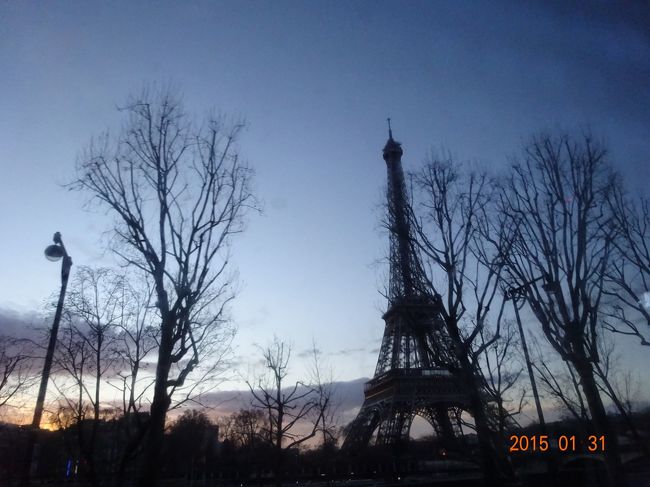 朝のエッフェル塔を眺めながら、ベルサイユ宮殿へ向かいます