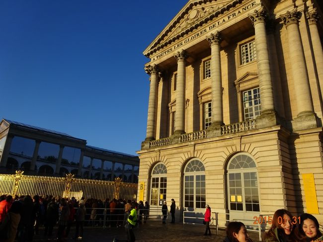 開門前にベルサイユ宮殿前のゲートに並びますが、多くの人で一杯です