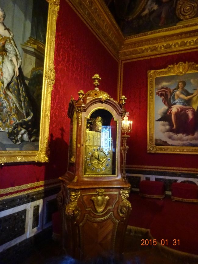 部屋に置かれた金時計