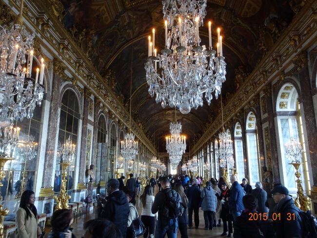 水晶？のシャンデリアでしょうか。