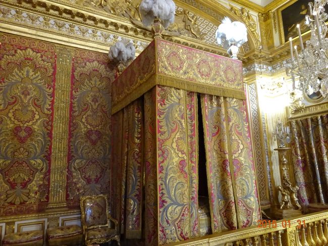 カーテンで閉められた玉座