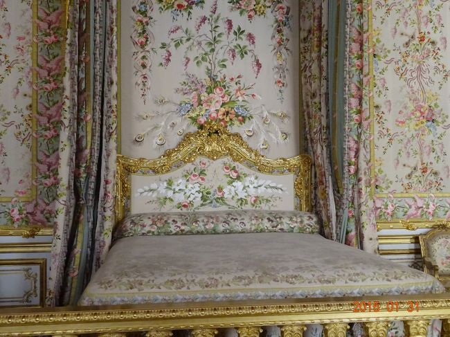 ベッドの彩色が見事です