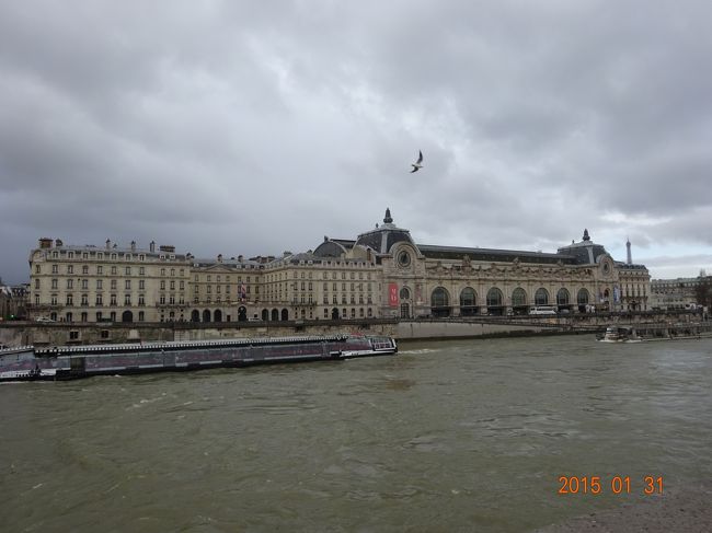 セーヌ川沿いの景観にパリを実感します