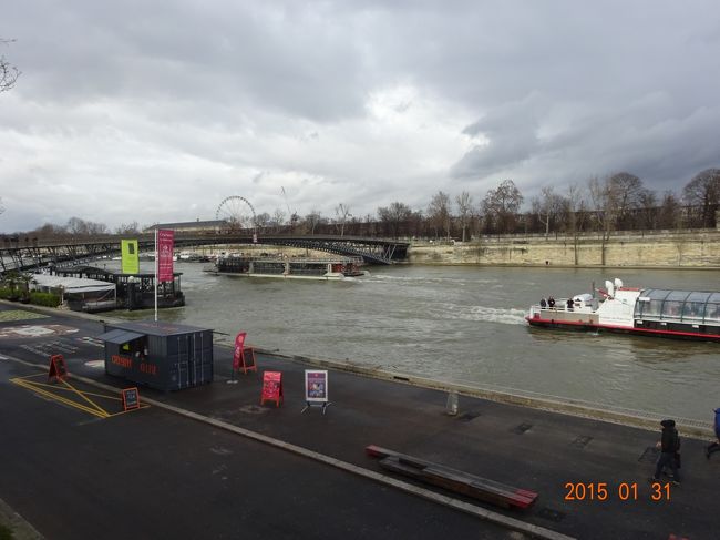 セーヌ川を行き交う船