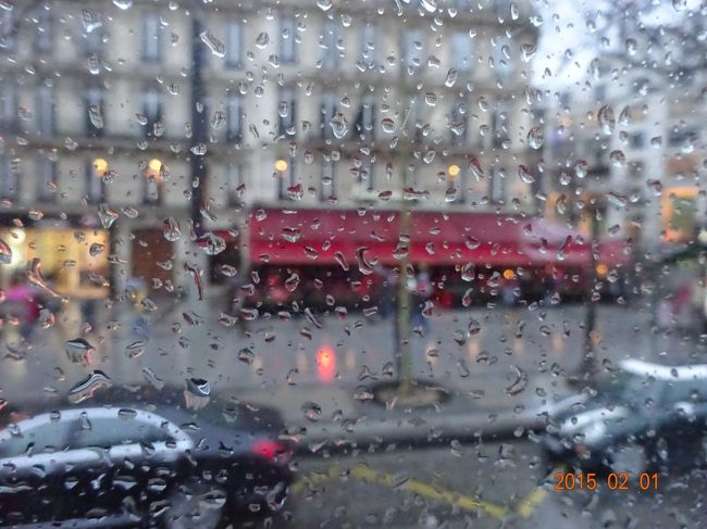 二階建てバスの中から雨の市内を撮影