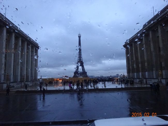 エッフェル塔が雨に霞んでいます