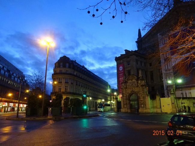 パリの夕暮れは早いです