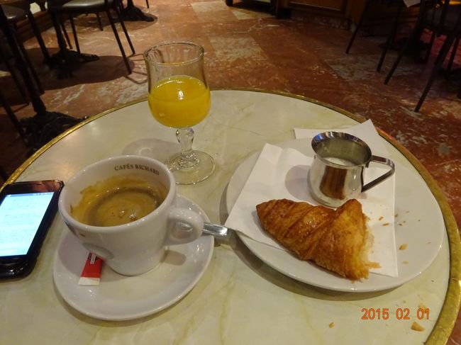 マイバスを利用するためにマイバス社近くのカフェでの簡単な朝食です