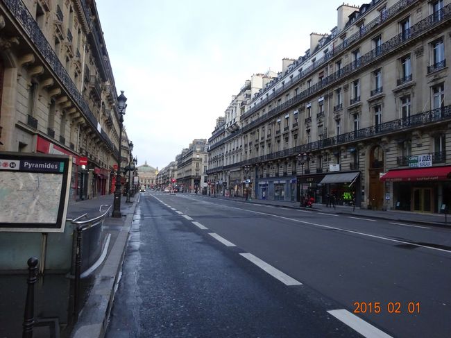 早朝のパリの街並み