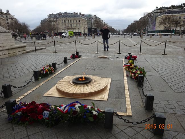 凱旋門には戦死した兵隊を供養するための常夜燈が灯っています