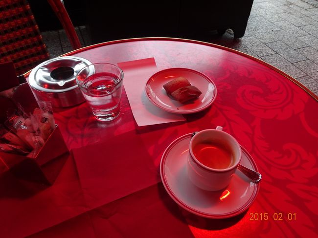 テーブルも赤で統一されています