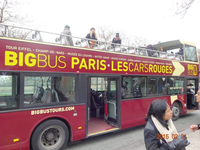 この二階建て市内循環バスに乗って、エッフェル塔に向かいます