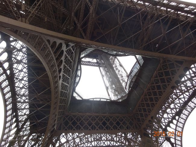 エッフェル塔を真下から眺めた様子
