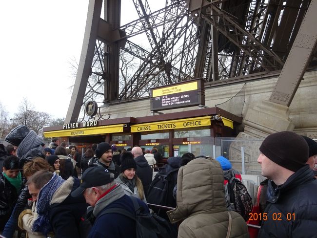 エッフェル塔のチケット売り場にも多くの人が並んでいます