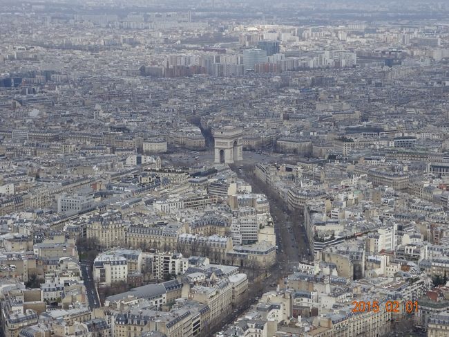 遠くに凱旋門が見えます